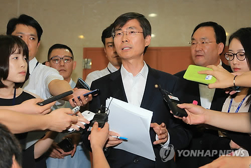 ▲ 민주당 조경태 최고위원이 25일 오전 국회 정론관에서 기자회견을 열어 문재인 의원의 [NLL 논쟁 종식] 발언에 대해 비판한 뒤 취재진의 질문에 답하고 있다. ⓒ연합뉴스