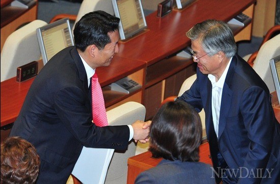 ▲ [저질 막말] 정청래 의원과 인사를 나누고 있는 문재인 의원. ⓒ이종현 기자