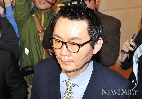 ▲ 윤창중 전 청와대 대변인이 지난 5월 11일 기자회견을 마친 뒤 나가고 있다. 이후 윤 전 대변인은 외부 접촉을 일체 차단한 채 두문분출하고 있다. ⓒ 정상윤 기자