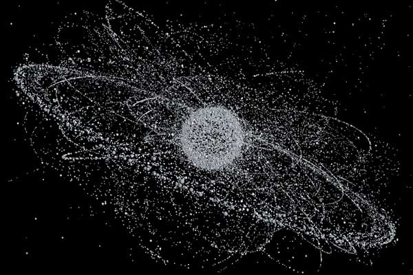▲ 해외의 한 예술가가 그린 지구 궤도 상의 쓰레기 지도. 알아보기 쉽게 쓰레기의 크기를 키운 그림이다.