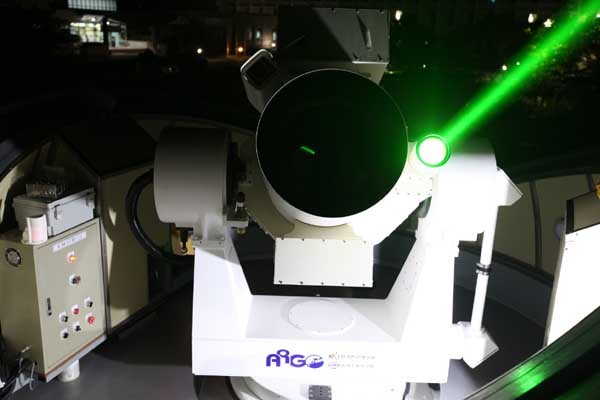 ▲ 천문연구원이 2012년 개발한 이동형 SLR 시스템 ARGO-M. 오른쪽 녹색빛이 레이저다.