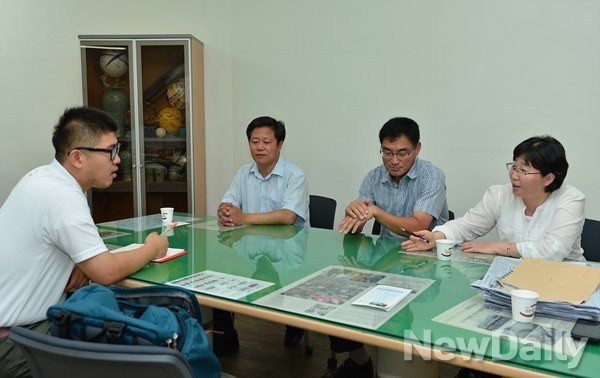 ▲ 강진군청 스포츠산업단은 지난해 스포츠팀에서 승격된 것이다. 스포츠산업단에는 체육경영팀과 시설관리팀까지 새롭게 신설됐다. 왼쪽부터 강성운 스포츠산업단 단장, 이미라 체육경영 팀장, 송용섭 스포츠관리팀장ⓒ정상윤 기자