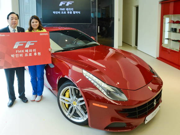 ▲ 페라리 FMK 안종원 대표이사와 프로골퍼 박인비 선수.