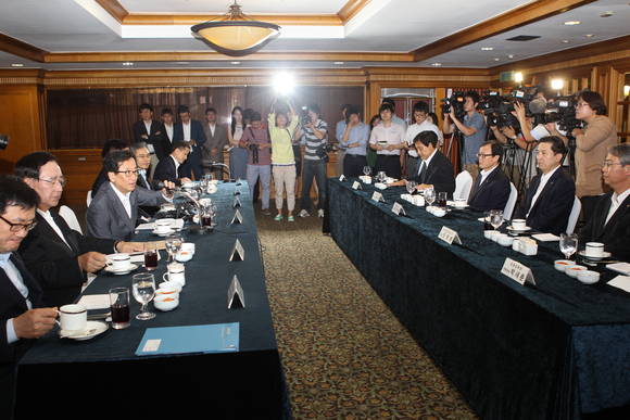 ▲ (사진제공=금융감독원) 최수현(왼쪽에서 세번째) 금융감독원장이 25일 열린 조찬간담회에서 금융지주 회장들에게 공동TF 구성을 제안하고 있다.