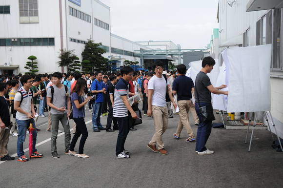 ▲ 쌍용자동차 직원들이 임금협상 잠정합의안에 대한 가결투표를 하고 있다.ⓒ연합뉴스