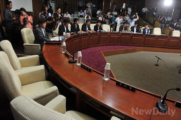 ▲ 국정원 기관보고가 예정된 국가정보원 댓글 의혹 사건 등의 진상규명을 위한 국정조사특별위원회가 26일 국회에서 새누리당이 불참한 가운데 야당 단독으로 열렸다. ⓒ이종현 기자