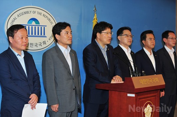 ▲ 권성동 간사(왼쪽 세번째)를 비롯한 새누리당 국정원 국조특위 의원들이 26일 국회 정론관에서 기자회견을 하고 있다. ⓒ이종현 기자