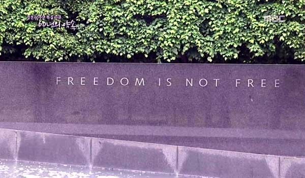 ▲ 워싱턴에 있는 6.25전쟁 참전용사 묘지에는 "자유는 공짜가 아니다"는 문구가 새겨져 있다.[사진: MBC 관련 다큐 캡쳐].