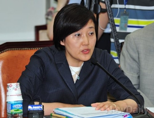 ▲ 국정원 국정조사 특별위원회 기관보고 중 새누리당 김진태 의원과 김재원 의원에게 막말을 쏟아낸 민주당 박영선 의원. ⓒ이종현 기자