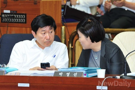 ▲ 또 다시 막말 논란에 휩싸인 민주당 박범계 의원(좌)과 박영선 의원이 사이좋게 대화를 나누고 있는 모습. ⓒ이종현 기자