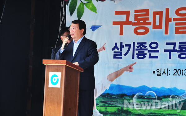 ▲ 26일 서울시 강남구 개포동 구룡마을 거주민들이 신연희 강남구청장을 규탄하는 집회를 개최했다. 이갑산 법시민사회단체연합 대표가 발언하고 있다ⓒ이미화