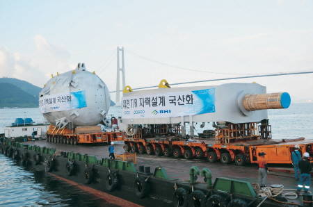 ▲ 포스코건설과 BHI가 자력기술로 제작한 신규 전로를 광양제철소 현장으로 옮기고 있다.ⓒ포스코