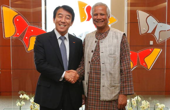 ▲ 유누스 교수와 SK 김창근 의장이 악수를 나누는 모습.