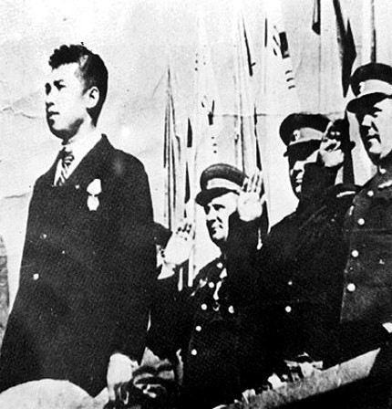 1945년 10월14일 평양공설운동장에 처음 모습을 드러낸 김일성. 소련군인들 구두닦이 두목이 독립투쟁 영웅으로 변신하는 순간이다.ⓒ
