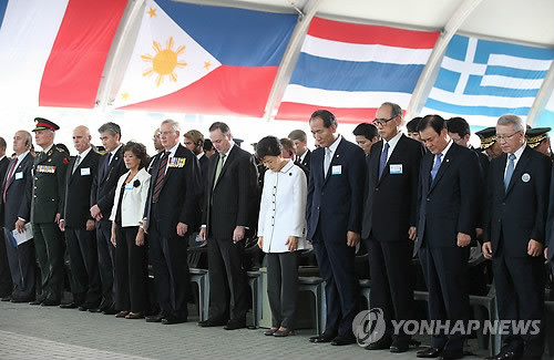 ▲ 박근혜 대통령이 27일 서울 용산구 전쟁기념관에서 열린 유엔군 참전. 정전 60주년 기념식에서 순국선열.호국영령 및 유엔군 전몰 장병에 대한 묵념을 하고 있다. ⓒ 연합뉴스