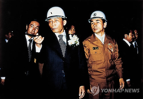 ▲ 故박정희 대통령과 故박태준 포스코 회장ⓒ연합뉴스