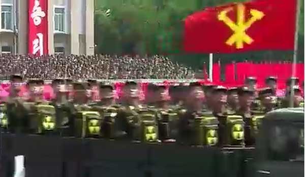 ▲ 북한군 열병식 중 등장한 [핵배낭] 부대의 모습. 진짜 핵폭탄인지는 알 수 없다.