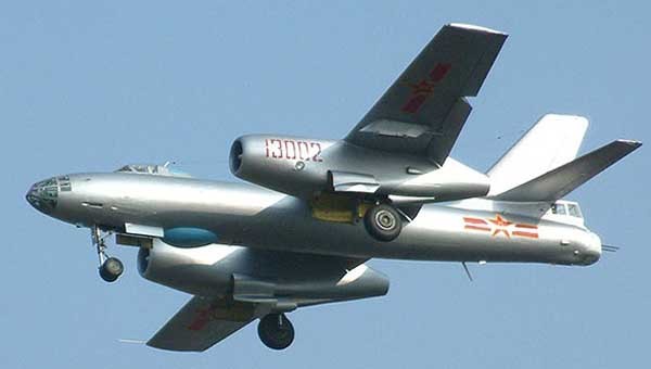 ▲ 열병식에 등장한 H-5 경폭격기. 속도가 느리고 폭탄 탑재량이 적어 큰 위협은 되지 않는다.