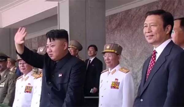 ▲ 김정은과 최룡해, 중국 부주석 리위안차오 등이 열병식을 보고 있다.