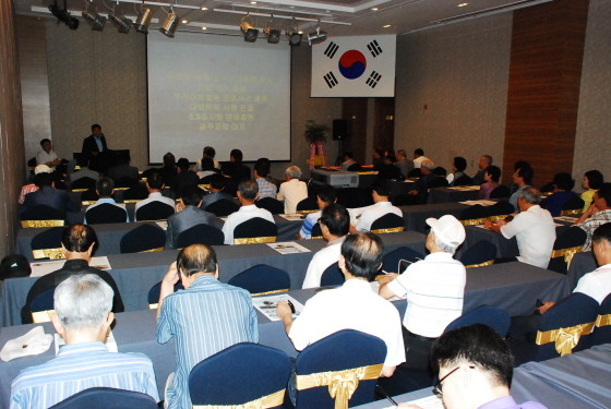 ▲ [호남의 정치지형과 NLL 그리고 국민대통합]을 주제로 전남 순천에서 열린 행사에 100여명의 인사들이 참석해 강연을 듣고 있다. ⓒ데일리저널