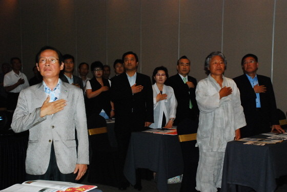 ▲ 활빈단 홍정식 단장을 비롯한 참석자들이 본 행사에 앞서 국기에 대한 경례를 하고 있다. ⓒ데일리저널