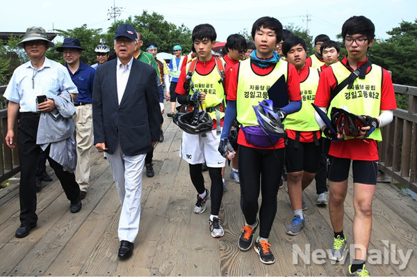 ▲ 임직각을 찾은 문용린 서울시교육감(가운데 남색 상의에 남색 야구모자를 쓰고 있다)ⓒ서울시교육청