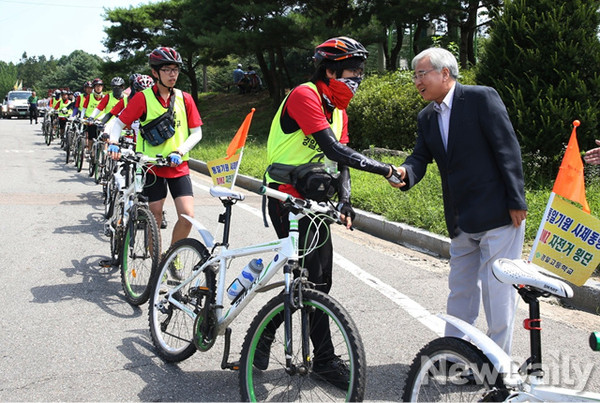 ▲ 임진각을 방문한 문용린 서울시교육감이 일정을 마치고 돌아온 경일고 학생들을 격려하고 있다ⓒ서울시교육청