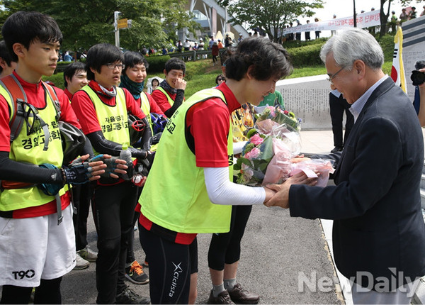▲ 임진각을 방문한 문용린 서울시교육감이 일정을 마치고 돌아온 경일고 학생들을 격려하고 있다ⓒ서울시교육청