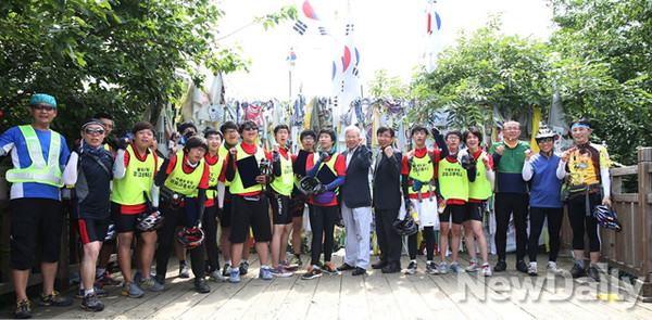 ▲ 임진각을 방문한 문용린 서울시교육감과 경일고 교사와 학생들ⓒ서울시교육청