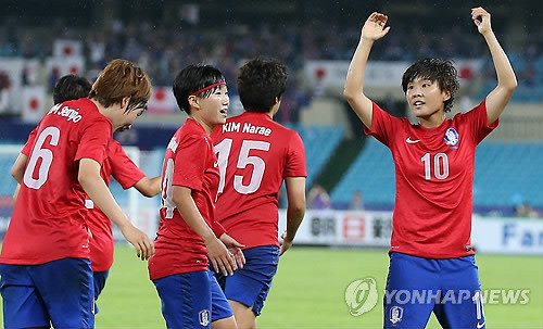 ▲ 골을 기록하고 세러머니를 하는 지소연 선수(오른쪽)ⓒ연합뉴스