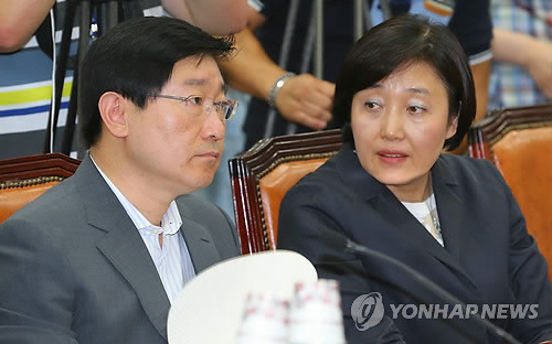 저질 막장드라마의 주조연인 민주당 박영선-박범계 의원이 지난  18일 오전 국회에서 열린 국정원 국조특위 전체회의에서 이야기를 나누고 있다.ⓒ연합뉴스
