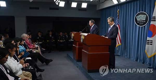 ▲ 2012년 10월 25일 美워싱턴에서 열린 한미 SCM 회의 당시 리언 파네타 美국방장관과 김관진 국방장관의 모습. [사진: 연합뉴스]