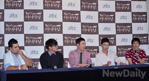 ▲ JTBC의 새 예능 프로그램 [마녀사냥] 출연진. 왼쪽부터 샘 해밍턴, 성시경, 신동엽, 허지웅, 정효민PDⓒ정상윤