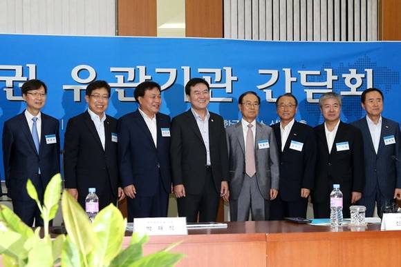 ▲ (사진제공=금융위원회) 신제윤 금융위원장이 취임 이후 처음으로 증권 유관기관장들을 만난 자리에서 펀드 관련 각종 규제를 완화해달라는 업계의 건의가 쏟아졌다. 사진은 좌측부터 박경서 장, 박재식  사장, 김진규  이사장 직무대행, 신제윤 금융위원장, 박종수 장, 김경동  사장, 임석식 장, 강성원 장