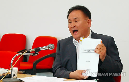 ▲ 민주당 대전시당위원장인 이상민 의원이 지난달 19일 민주당 대전시당에서 기자회견을 열고 있다. 그는 기초과학연구원(IBS)을 엑스포과학공원에 입주시키자는 미래창조과학부의 제안에 반대한다고 밝혔다.ⓒ연합뉴스