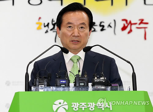 ▲ 강운태 광주광역시장은 2019년 세계수영선수권대회를 유치하는 과정에서 정부의 공문서를 위조한 사실에 대해 공식 사과했다ⓒ연합뉴스