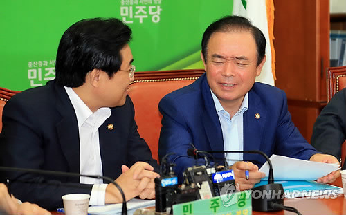 ▲ 장병완 민주당 의원(오른쪽)은 광주광역시가 유치한 세계수영선수권대회에 국비를 보조하라고 요구했다ⓒ연합뉴스