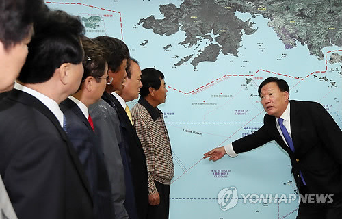 ▲ 서해북방한계선(NLL)과 관련 새누리당 진상조사특별위원회 박상은 의원이 지난해 10월17일 오전 인천시 남구 옹진군청에서 열린 서해5도서 주민의견 청취회에 참석해 NLL 접경지역 주민들과 의견을 나누고 있다.ⓒ연합뉴스