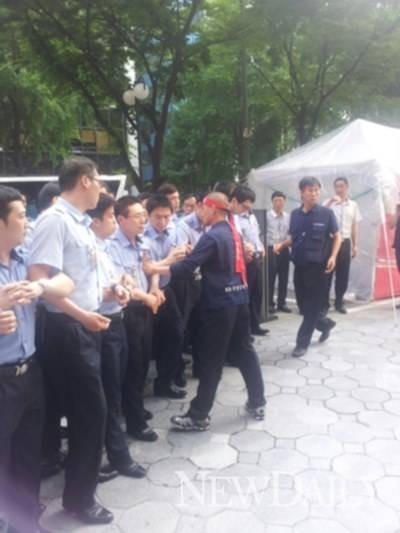 ▲ ▲ 정영갑 노조 조직본부장(사진 가운데 삭발한 사람)이 이 행장을 향해 달려나가며 "뭣들 하는 거야! 막아!"라고 외치는 모습.