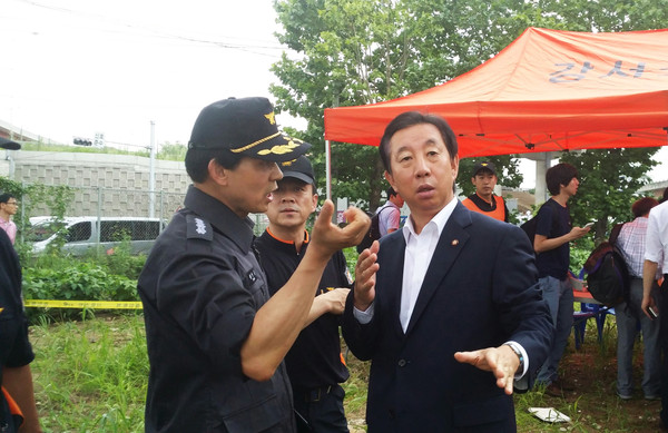 ▲ 새누리당 김성태 의원이 방화대교 참사 현장을 방문해 소방당국 관계자의 설명을 듣고 있다. ⓒ김성태 의원 홈페이지