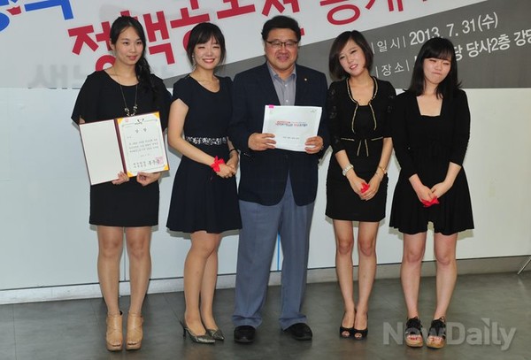 ▲ 새누리당 전희재 사무부총장(가운데)이 하이스토리텔러 정책 제안으로 대상을 수상한  정유희 씨(오른쪽) 등과 기념촬영을 하고 있다.ⓒ이종현 기자