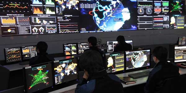 ▲ 사이버 공격에 대비하고 있는 한국인터넷진흥원 상황실 요원들의 모습.