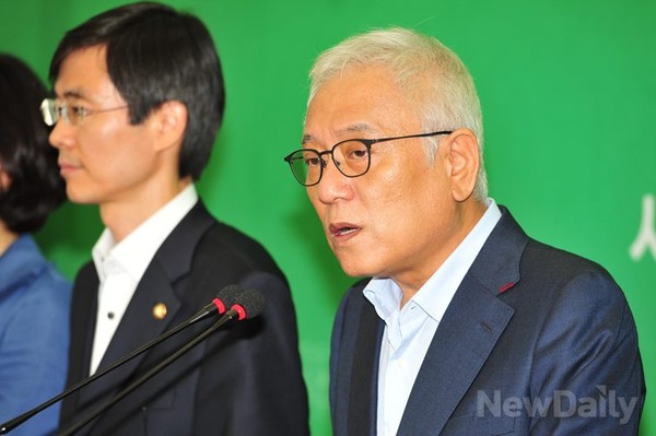 ▲ 31일 국정원 국정조사를 빌미로 장외투쟁에 나서겠다며 기자회견을 자청한 민주당 김한길 대표. ⓒ이종현 기자