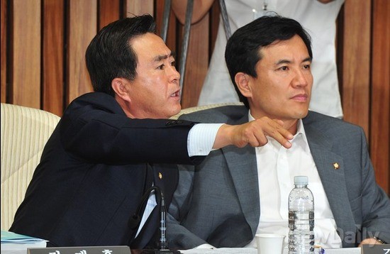 ▲ [국정원 국정조사특위] 기관보고 자리에서 민주당 측의 억지주장이 난무하자 새누리당 김태흠 의원이 거세게 항의하고 있다. ⓒ이종현 기자