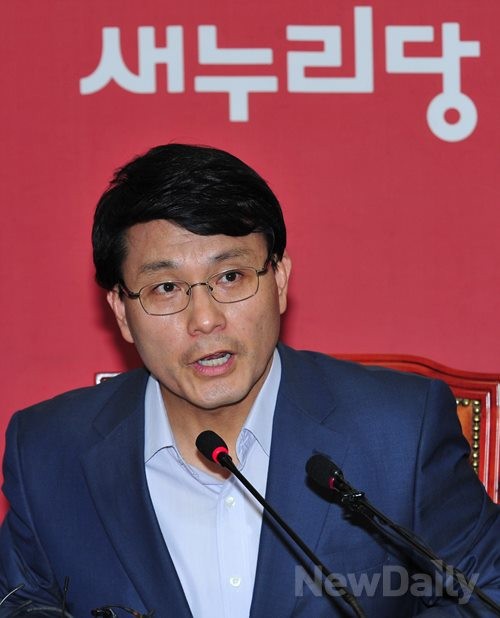 ▲ 윤상현 새누리당 원내수석부대표가 31일 오후 국회 원내대표실에서 열린 기자회견에서 민주당의 장외투쟁 방침에 대한 새누리당의 입장을 밝히고 있다.ⓒ이종현 기자