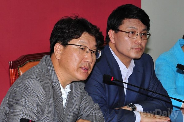 ▲ 권성동 국조특위 새누리당 간사(왼쪽)가 31일 오후 국회 원내대표실에서 열린 기자회견에서 민주당의 장외투쟁 방침에 대한 새누리당의 입장을 밝히고 있다. 오른쪽은 윤상현 원내수석부대표.ⓒ이종현 기자