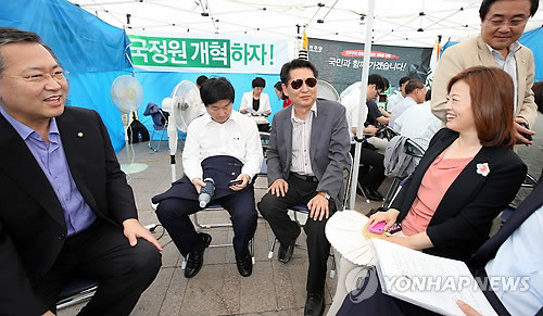 ▲ 정청래(가운데), 진선미(오른쪽) 등 민주당 의원들이 1일 시청앞 광장에서 대화를 나누고 있다.ⓒ연합뉴스