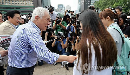 ▲ 김한길 대표, 전병헌 원내대표 등 민주당 지도부가 1일 시청앞 서울광장에서 현장최고위원회의를 마치고 시민에게 정책홍보물을 나눠주고 있다.ⓒ연합뉴스