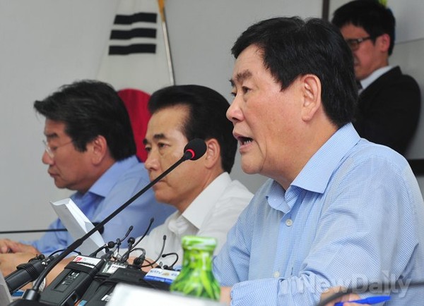 ▲ 최경환 새누리당 원내대표(오른쪽)가 1일 오후 서울 관악구 청룡동 한국공인중개사협회에서 열린 서민주거부담 완화 및 부동산 시장 정상화를 위한 간담회에서 인사말을 하고 있다.ⓒ이종현 기자