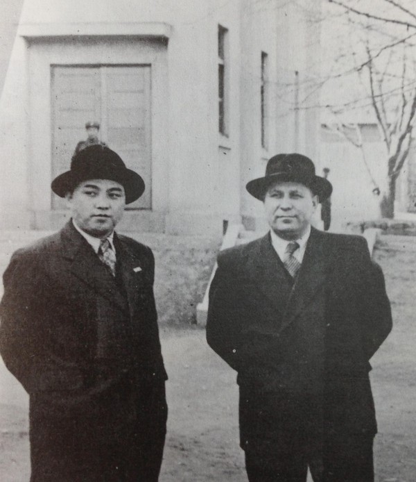 ▲ 1945년 9월 북한에 몰래 김일성(왼쪽)을 데려온 소련의 군정사령관 스티코프. 스탈린의 위성국 북한정권 만들기 현장책임자다.